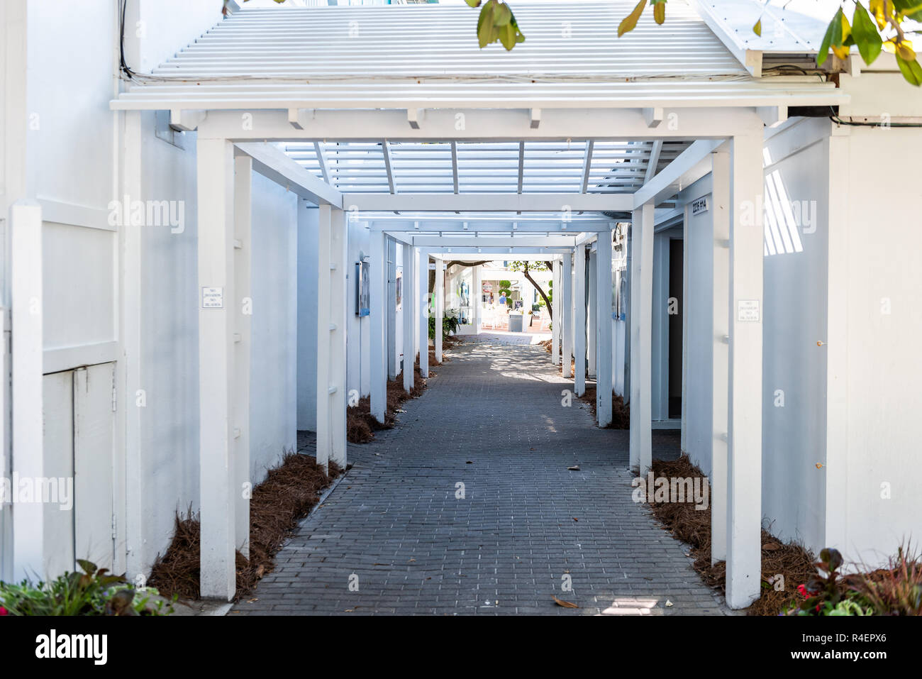 Seaside, USA - 25. April 2018: Park im historischen Stadtzentrum Beach Village während der sonnigen Tag in Florida Panhandle Golf von Mexiko, weiße Architektur Stockfoto