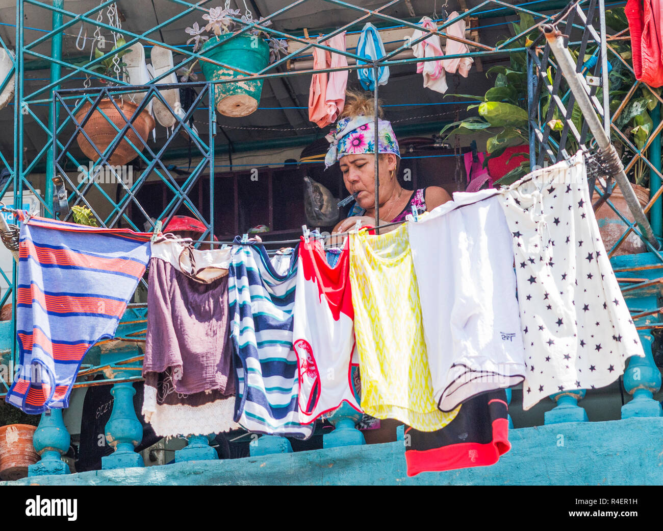 Havanna, Kuba - vom 25. Juli 2018: Die kubanischen Frauen ist ihre Wäsche aufhängen auf ihrem Balkon in Havanna Kuba zu trocknen. Stockfoto