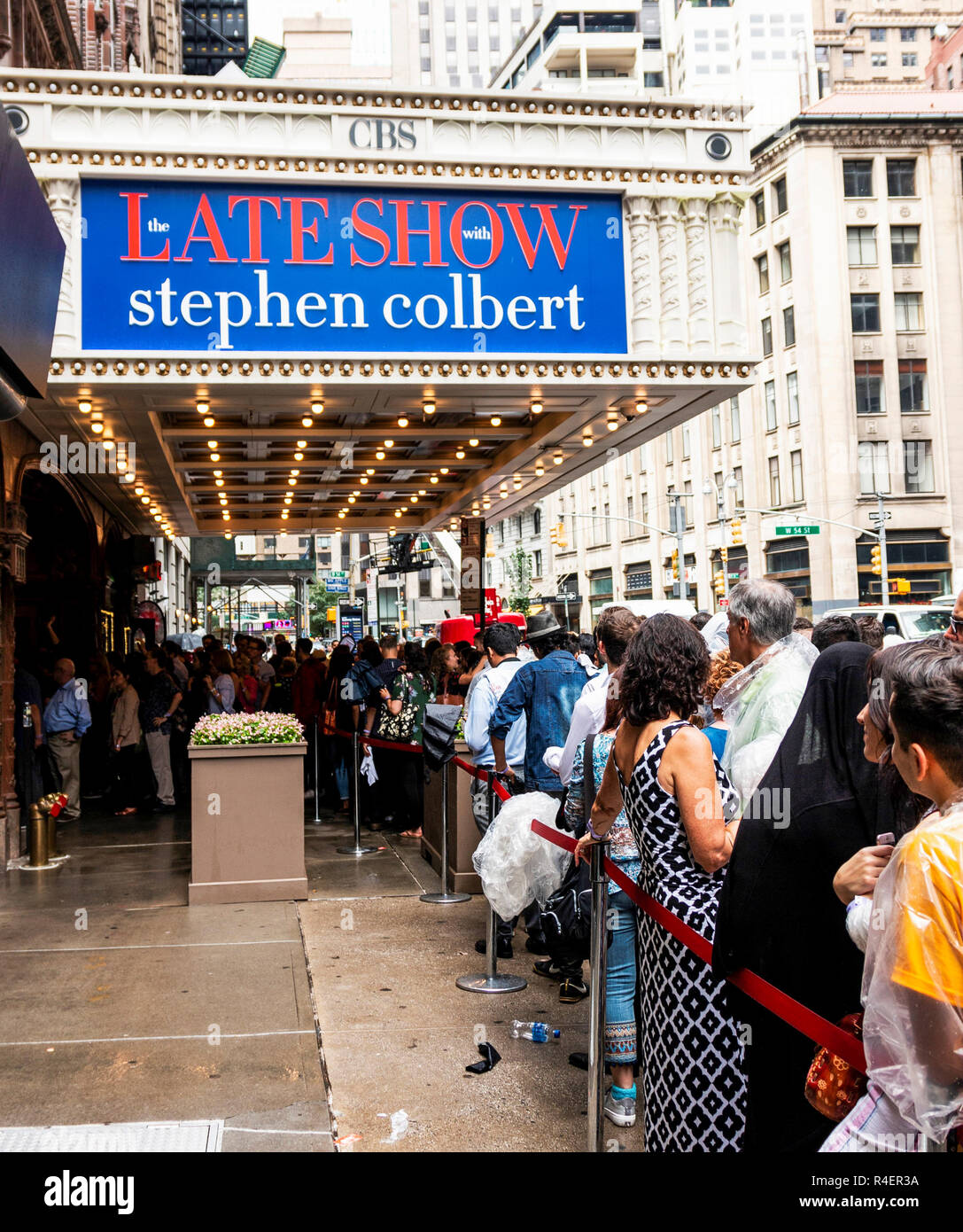 New York City, USA - 14. August 2018: Die Menschen in der Schlange in die Dreharbeiten zu dem späten Erscheinen mit Stephen Colbert zu erhalten. Stockfoto