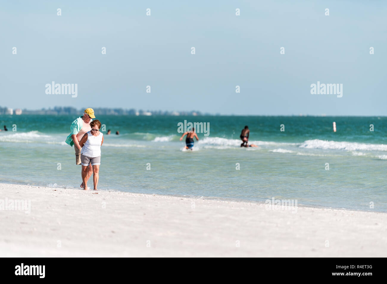 Sarasota, USA - 28. April 2018: Sonnenuntergang am Nachmittag sonnigen Abend in Siesta Key, Florida mit Küste Küste Ozean Golf von Mexiko am Strand Ufer, Paar Stockfoto