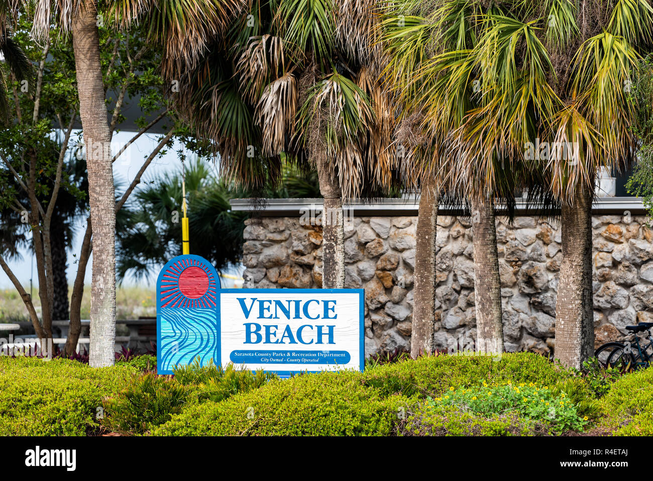 Venedig, USA - 29. April 2018: Kleine Florida Ruhestand Stadt Strand, Stadt oder Dorf mit bunten Architektur, im Golf von Mexiko, auf der Straße, blau sig Stockfoto