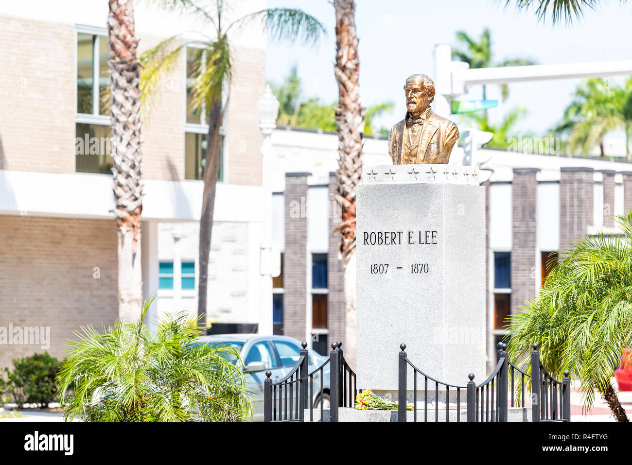 Fort Myers, USA - 29. April 2018: Stadt Stadt Straße während der sonnigen Tag in Florida Golf von Mexiko Küste, Robert E Lee statue Gedenkstätte Büste Skulptur Stockfoto
