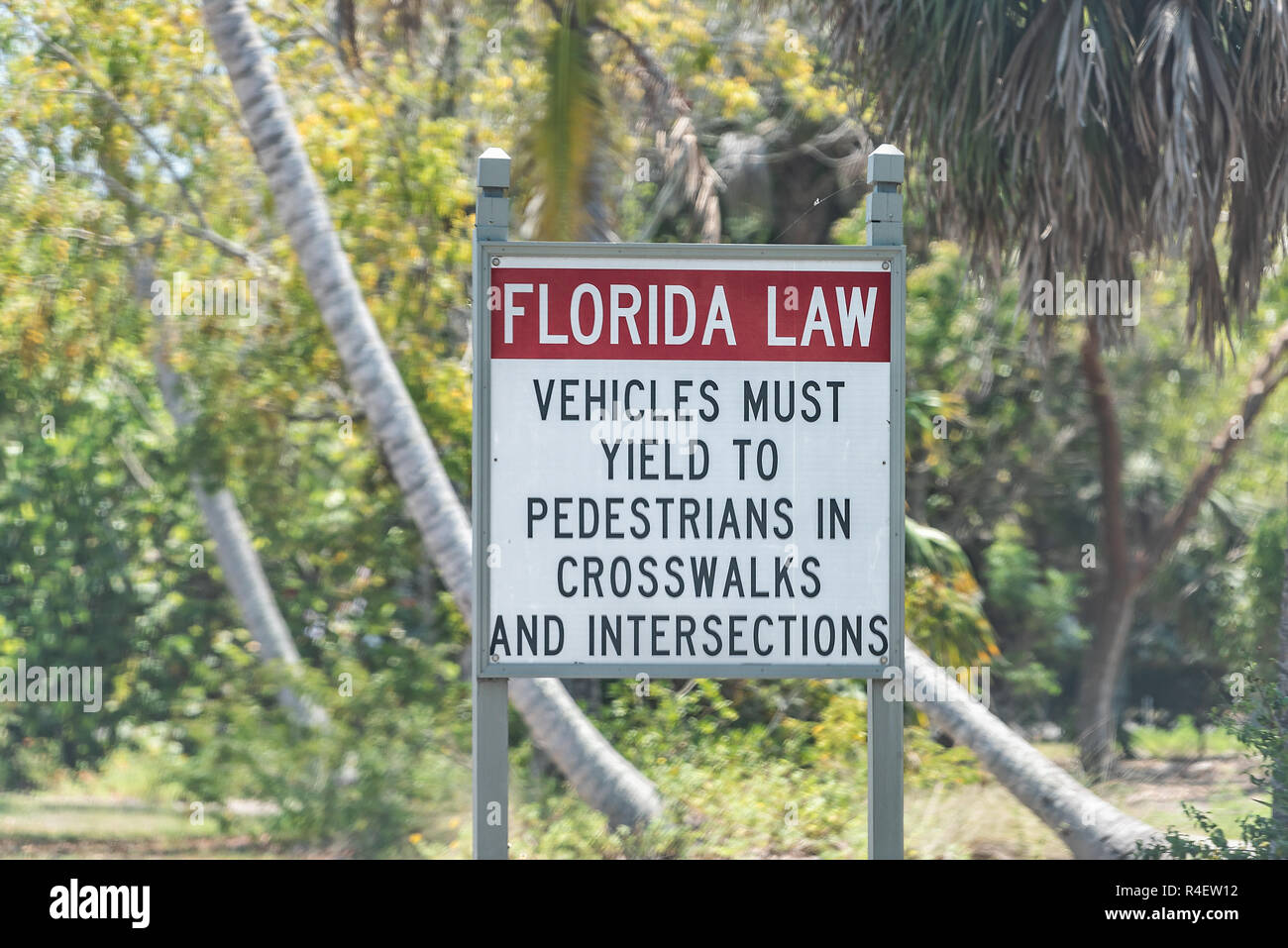 Florida Gesetz unterzeichnen auf Sanibel Island, USA im Park von Strand in der Nähe von Fort Myers, Florida auf der Straße für den Ertrag von Fußgängern, die in crosswalks und Kreuzungen Stockfoto