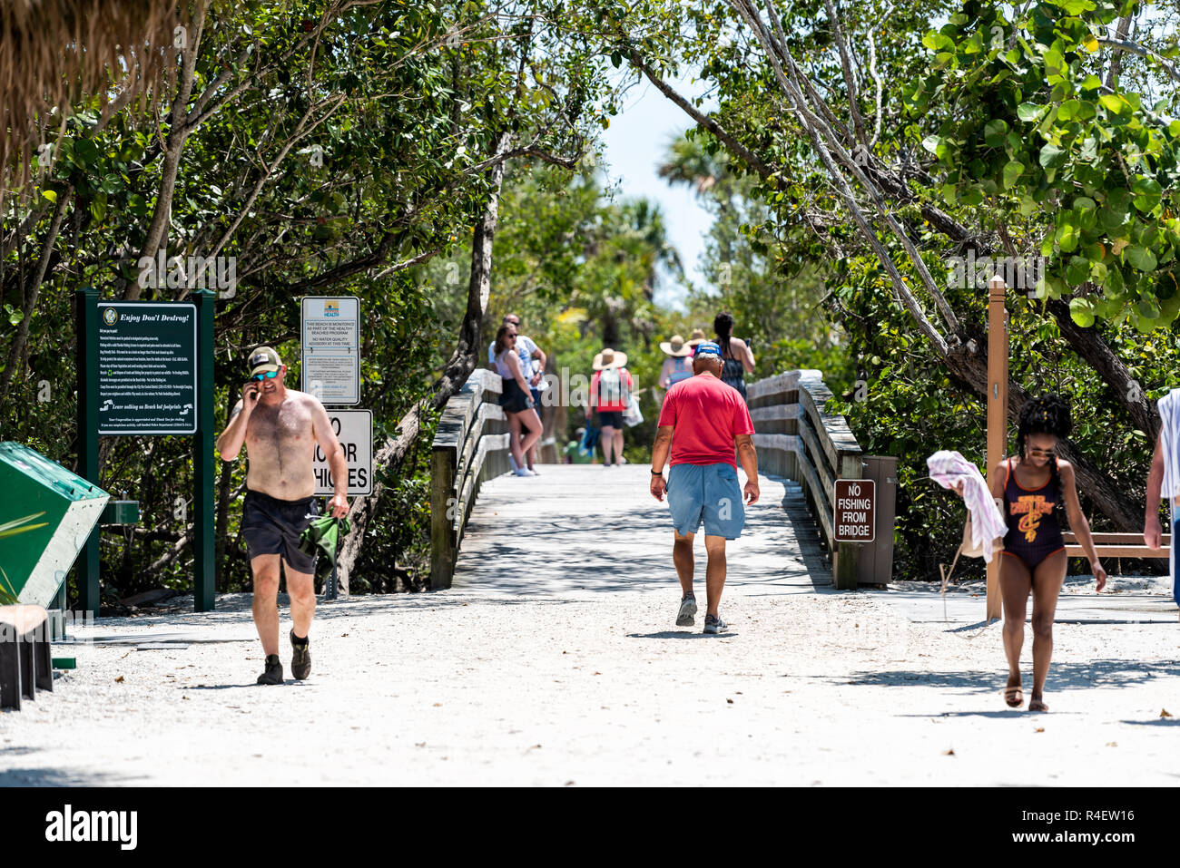 Sanibel Island, USA - 29. April 2018: Bowman's Beach mit sandigen weg, weg, weg, Brücke, viele Leute, Touristen zu Fuß Stockfoto