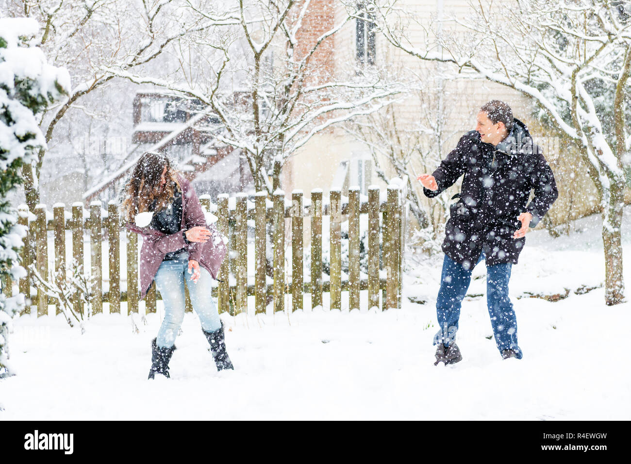 Junger Mann Frau Spielen Werfen Schneeballe Fliegen In Der Luft