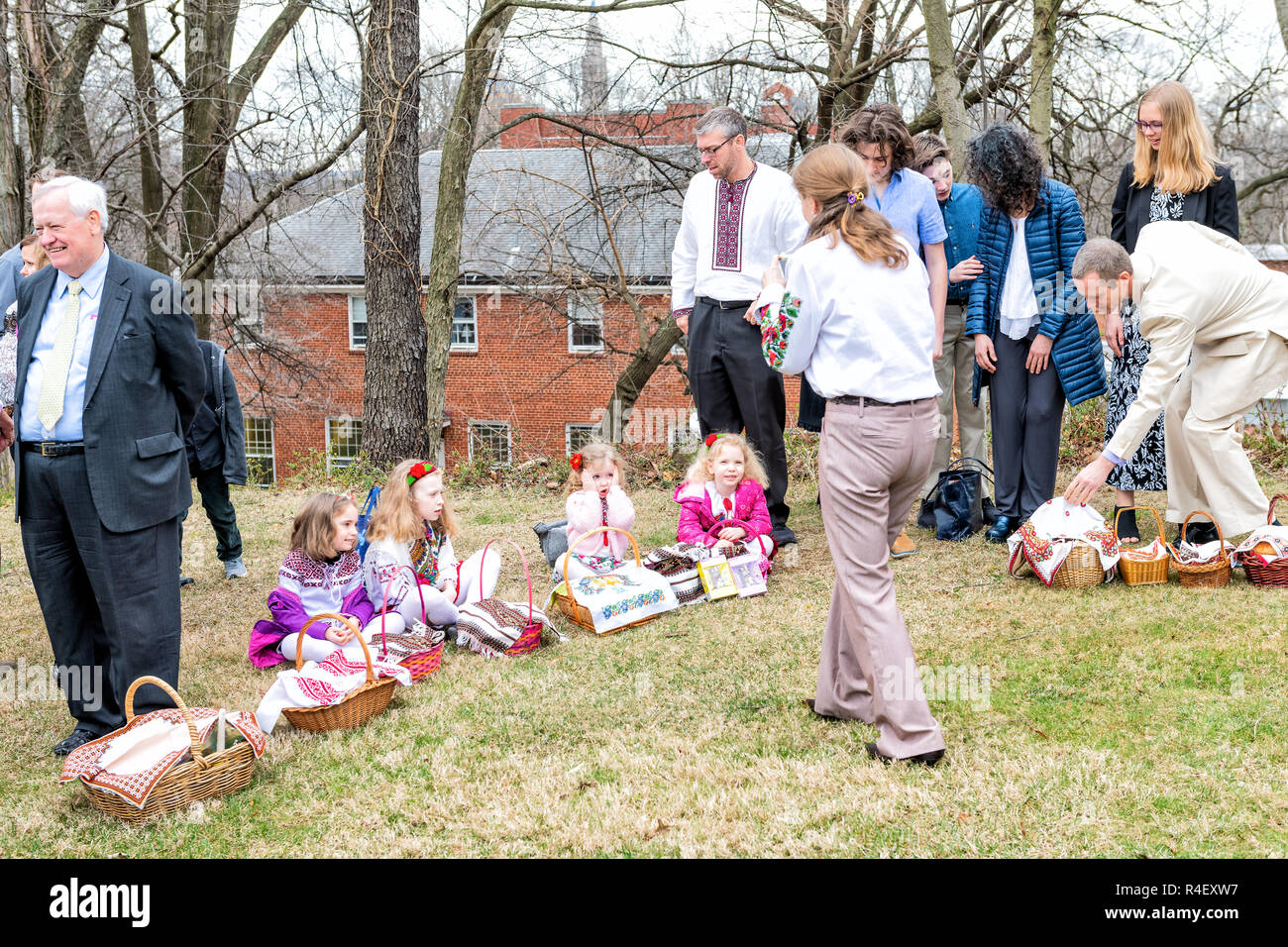 Washington DC, USA - April 1, 2018: Leute, Kinder in traditioneller Kleidung, vyshyvanka außerhalb mit Ostern Körbe für Segen auf Ukrainische Katholische Stockfoto