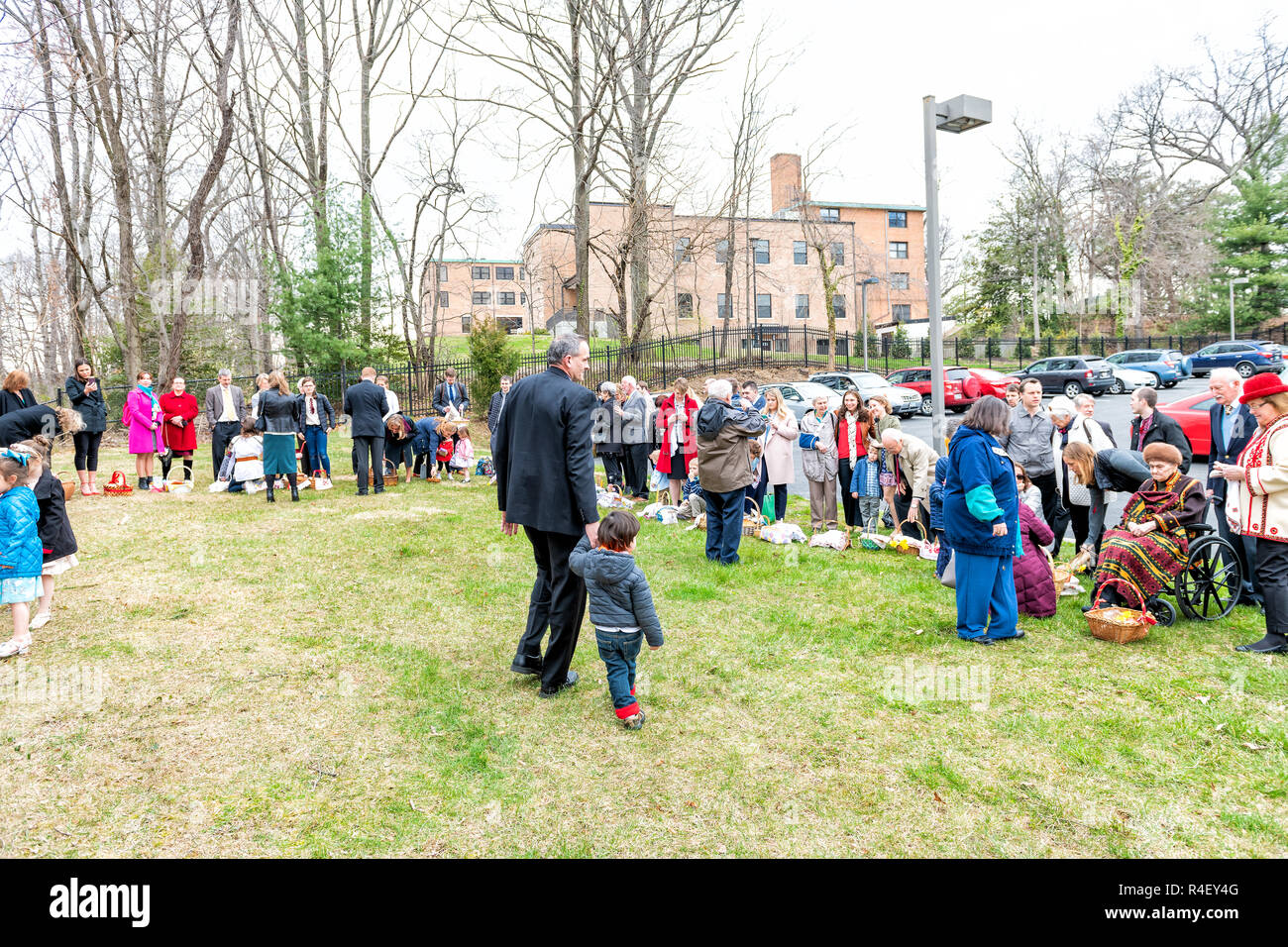 Washington DC, USA - April 1, 2018: Menschen, die Kinder, die in der traditionellen Kleidung draussen, im Freien, Ostern Körbe für Segen auf dem Ukrainischen Catho Stockfoto