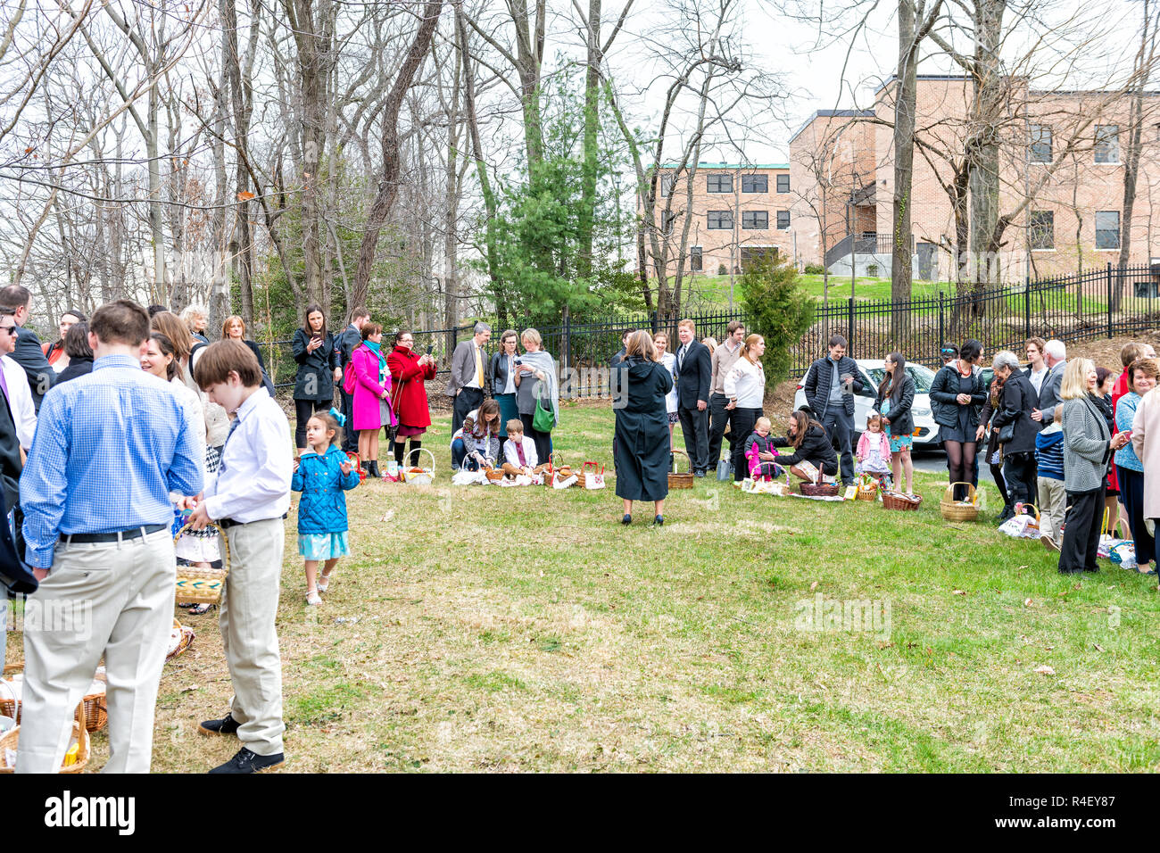 Washington DC, USA - April 1, 2018: Leute, Kinder in traditioneller Kleidung draussen, im Freien, Ostern Segen Körbe auf Masse an Ukrainische Katholische Stockfoto