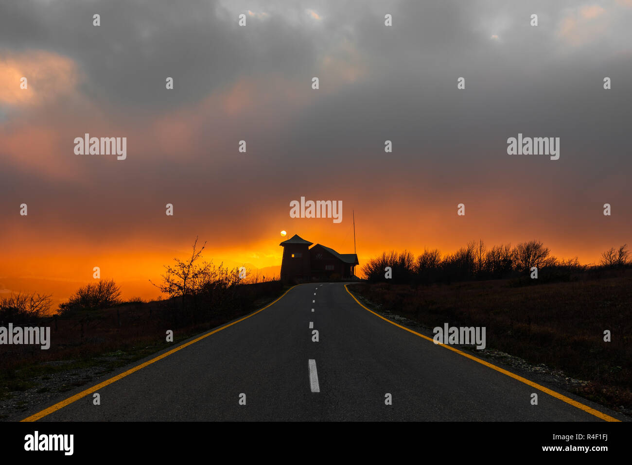 Erstaunlich schönen und bunten Sonnenuntergang über der Straße Stockfoto