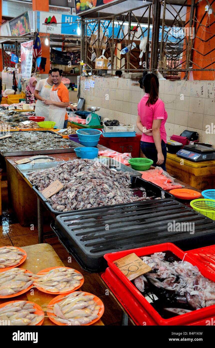 Reihe von frischen Meeresfrüchten und Fisch Stände Satok Wochenende Markt Kuching Sarawak Ost-Malaysia Stockfoto