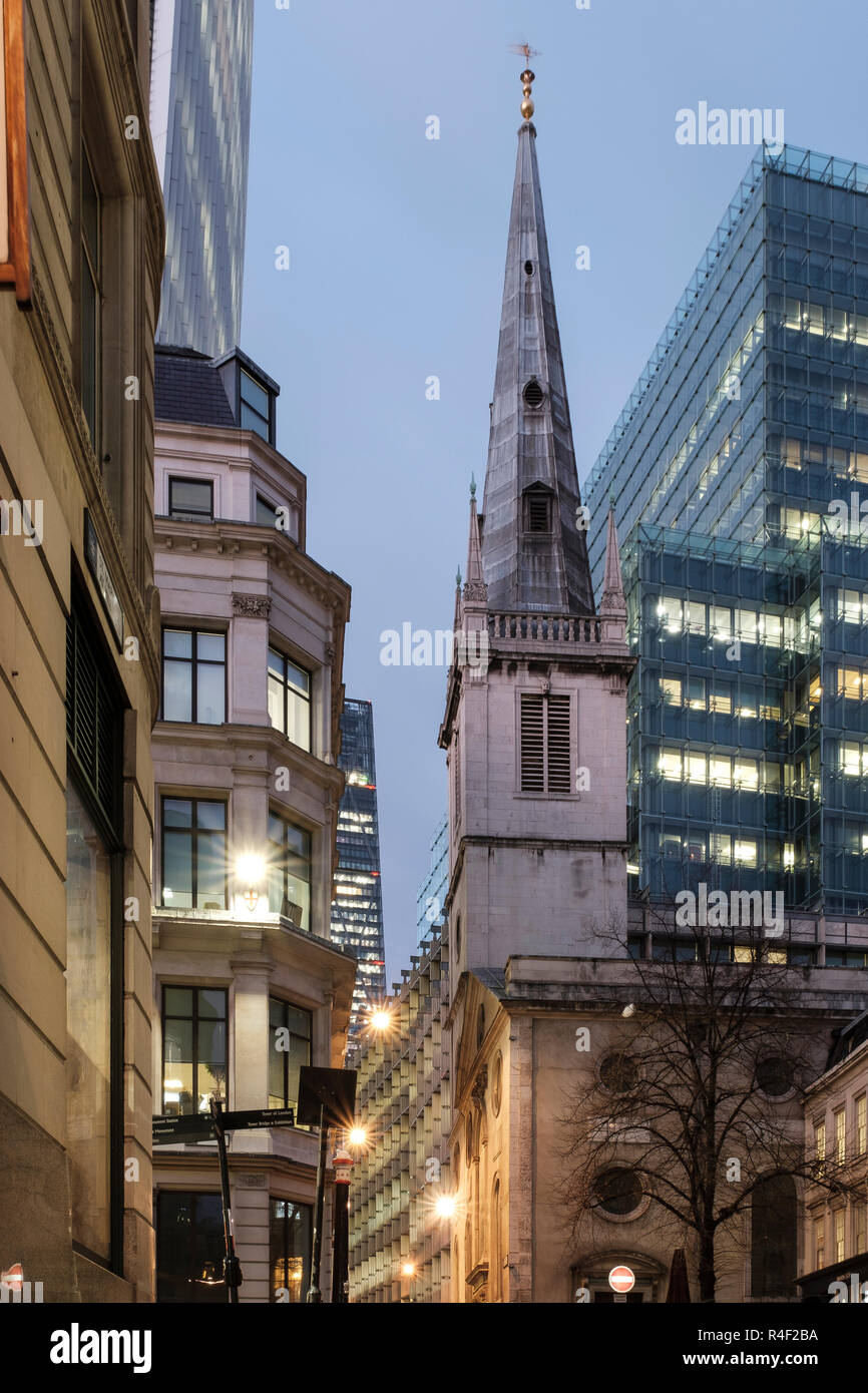England, London, St Mary bei Hill - das moderne Bürogebäude und Saint Margaret Pattens Kirche von England bei Nacht. Der Kirche äußere ist Stockfoto