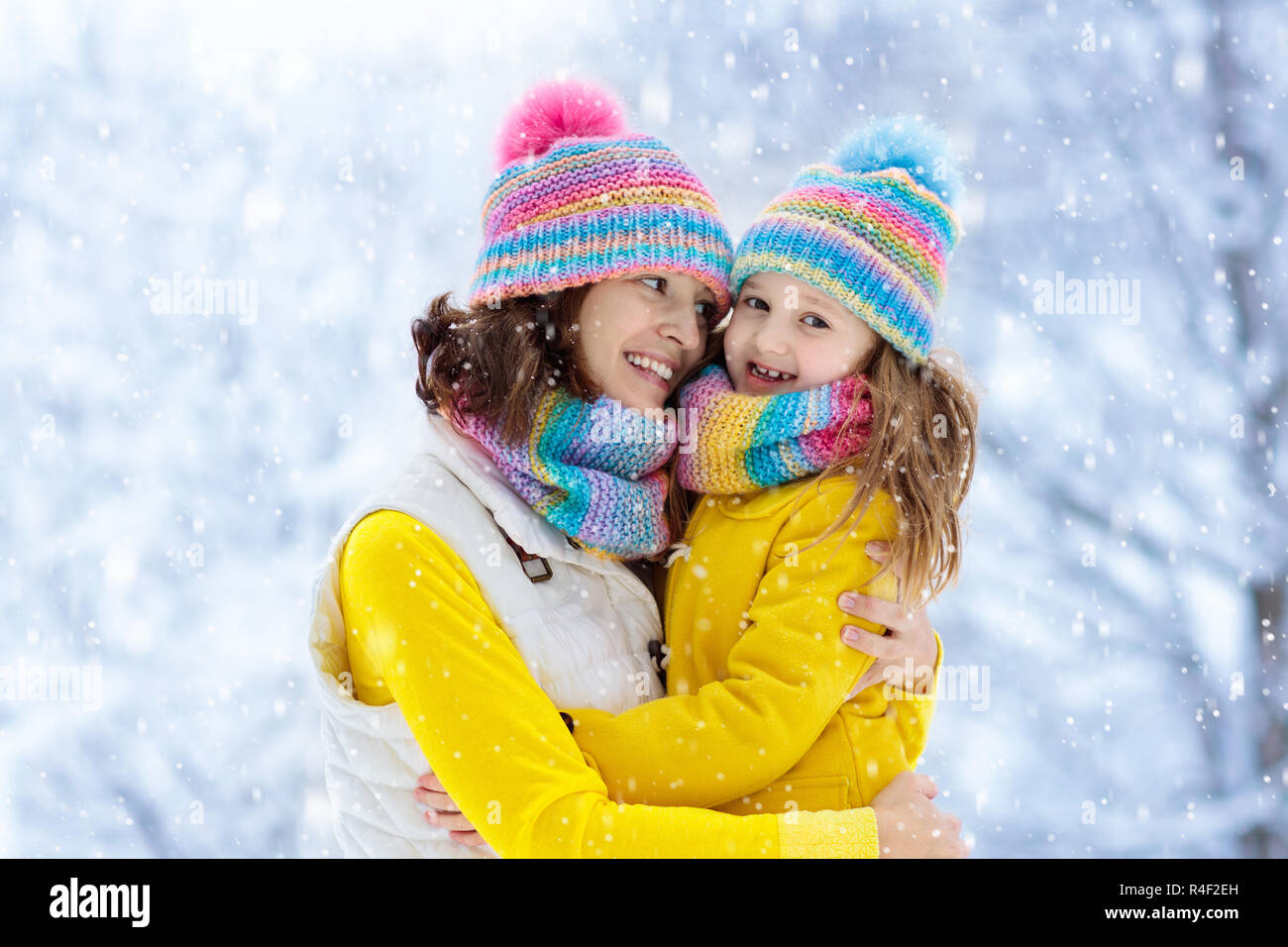 Mutter und Kind auf gestrickte Winter Mützen Spielen im Schnee an  Weihnachten mit der Familie Urlaub. Handgemachte wolle Hut und Schal für  Mutter und Kind. Stricken für Kinder. Kni Stockfotografie - Alamy