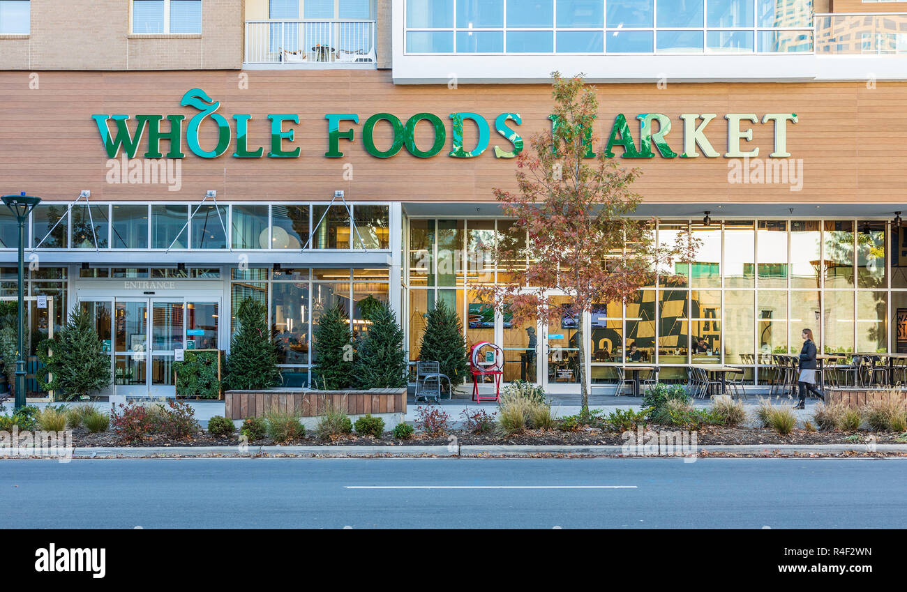 CHARLOTTE, NC, USA -11/21/18: Ein Whole Foods Market in Uptown Charlotte. Stockfoto
