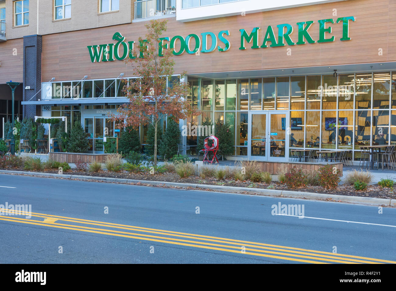 CHARLOTTE, NC, USA -11/21/18: Ein Whole Foods Market in Uptown Charlotte. Stockfoto