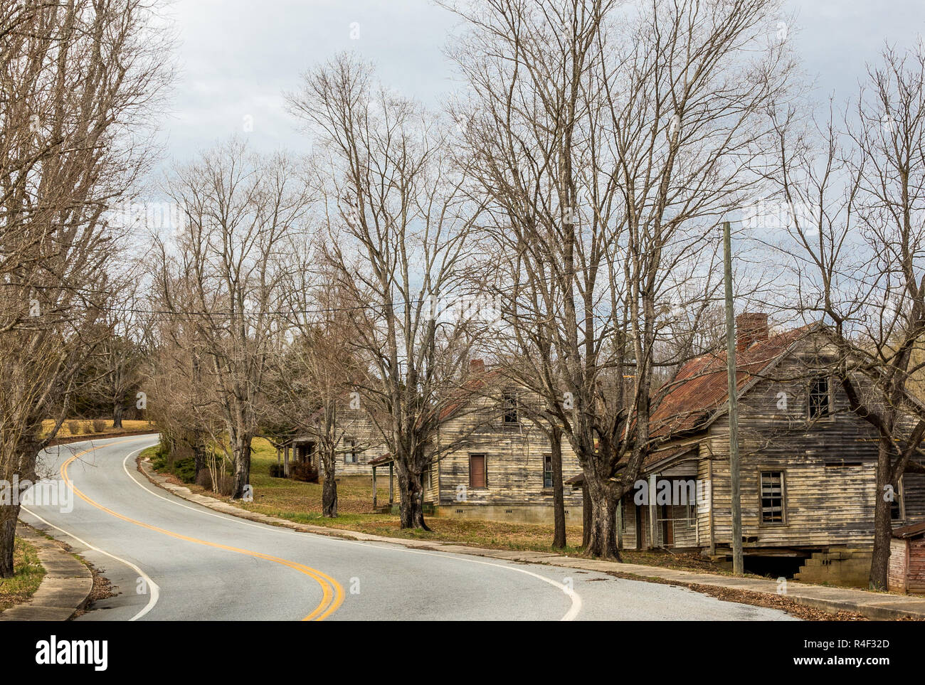 HENRY FLUSS, NC, USA-03/09/15: Verlassene Häuser in der alten Mühle Dorf Henry River. Stockfoto