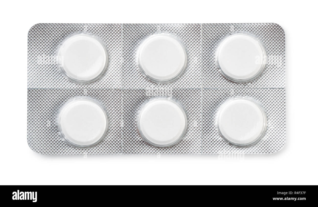 Blick von oben auf die sechs Tabletten im Blister isoliert auf weißem Stockfoto