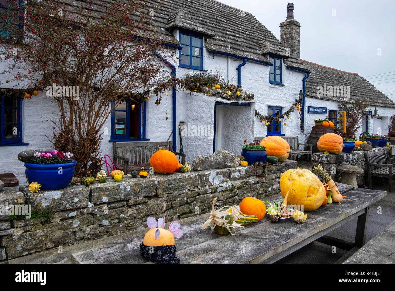 Den Platz und Kompass Pub in Worth Matravers, Dorset, Dekoration für Halloween, Herbst Stockfoto