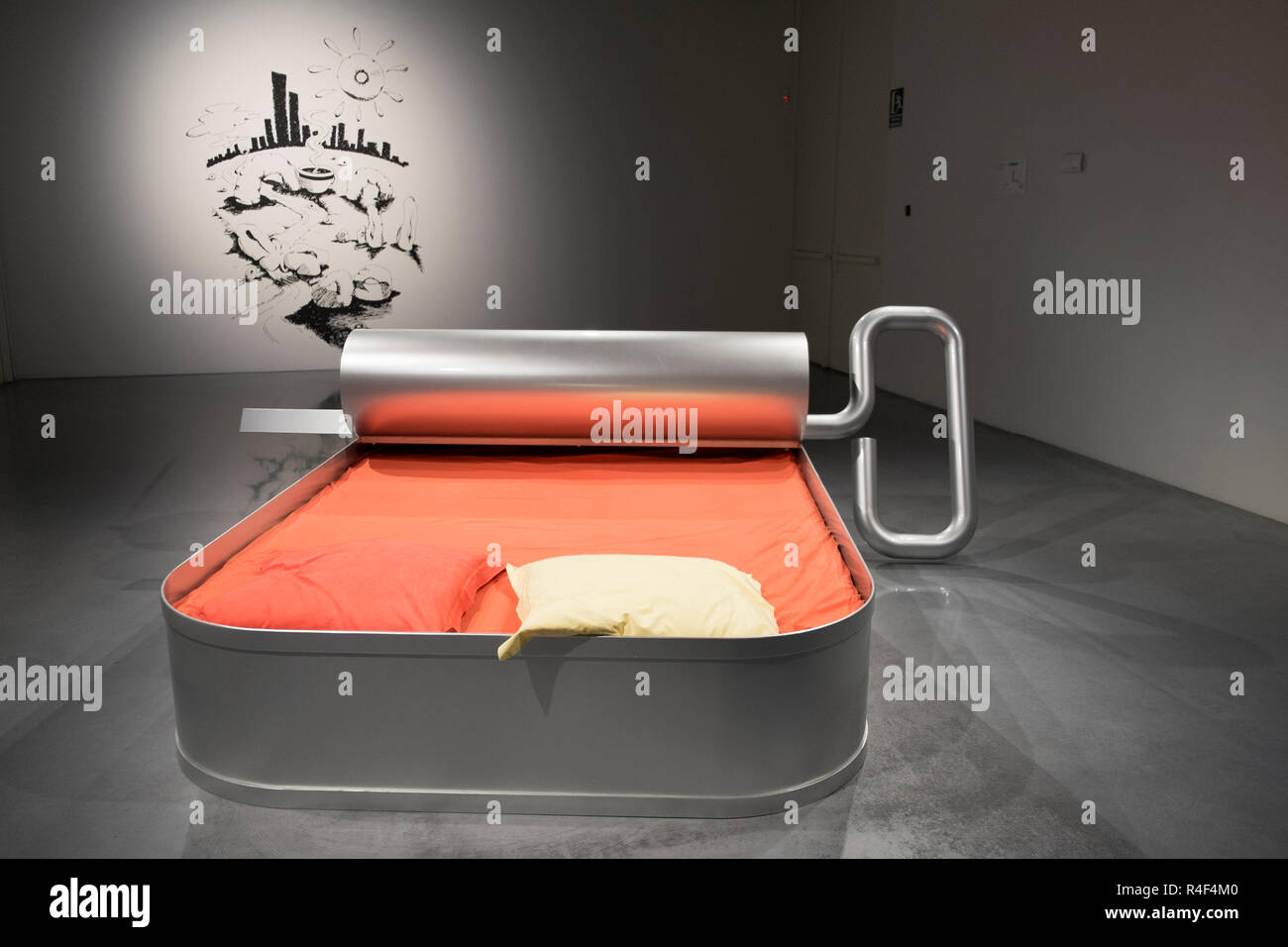 New York, 06:00' (1995-2000) und "Donuts" (2001) Werke von Franck Scurti am Centre Pompidou Museum für Moderne Kunst in Malaga Spanien angezeigt. Stockfoto