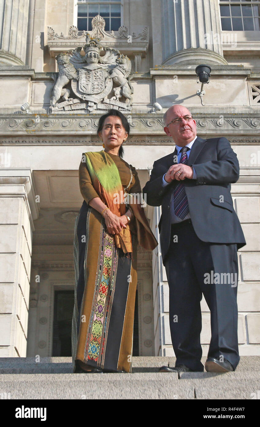 Die burmesische Oppositionsführerin Aung San Suu Kyi wird durch den Sprecher des Hauses Willy Heu begrüßt, als sie in Stormont Parlament Gebäude in Belfast, Nordirland Donnerstag, Oktober 24th, 2013 angekommen. Suu Kyi steht auf einer zweiwöchigen Tour durch Europa, die auch Anschläge in Italien gehören. Foto/Paul McErlane Stockfoto