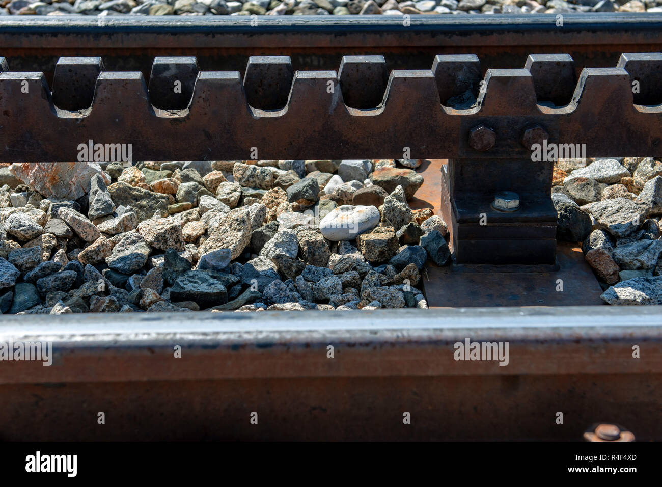 Nahaufnahme einer Eisenbahnschiene mit einem Rack. Stockfoto
