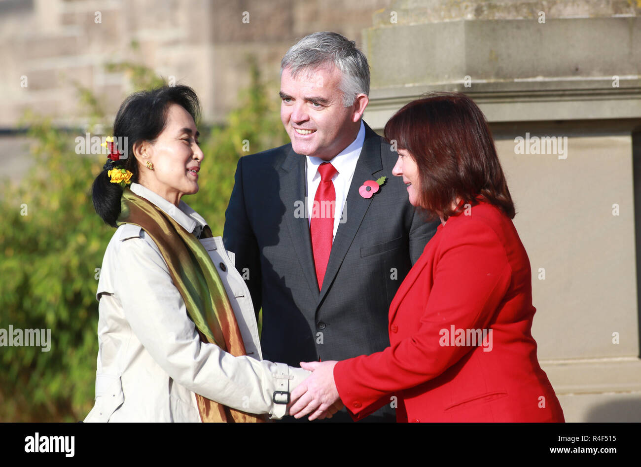 Die burmesische Oppositionsführerin Aung San Suu Kyi ist von Junior Minister, Jonathan Bell und Jennifer McCann des Büros des Ersten Minister und stellvertretenden Ersten Minister begrüßt, als sie in Stormont Castle in Belfast, Nordirland Donnerstag, Oktober 24th, 2013 angekommen. Suu Kyi steht auf einer zweiwöchigen Tour durch Europa, die auch Anschläge in Italien gehören. Foto/Paul McErlane Stockfoto