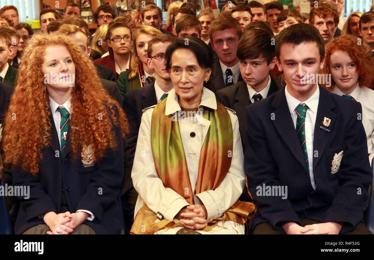 Myanmars Oppositionsführerin Aung San Suu Kyi kommt an Wellington College in Belfast, Nordirland, 24. Oktober 2013. Suu Kyi steht auf einer zweiwöchigen Tour durch verschiedene europäische Länder. Sie saß neben Headgirl Heather Millar und Schulsprecher Jonathan Garrett. Foto/Paul McErlane Stockfoto