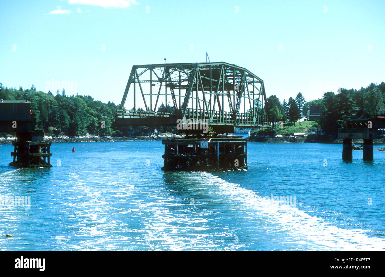 Die Drehbrücke in Southport, Maine, USA, Öffnung für Verkehr. Stockfoto