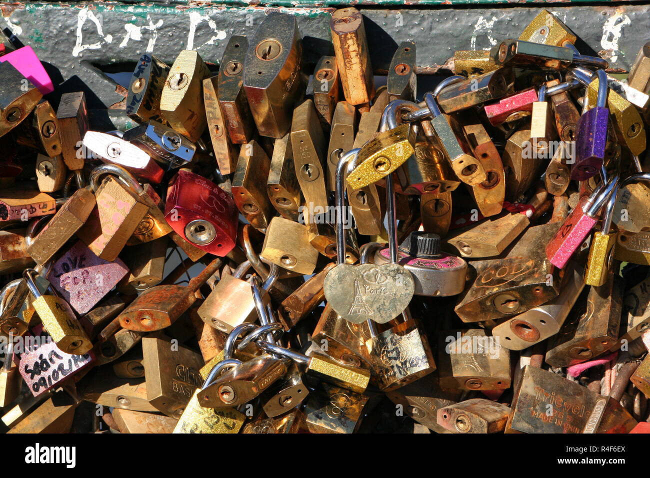 Liebesschlösser in Paris Stockfoto