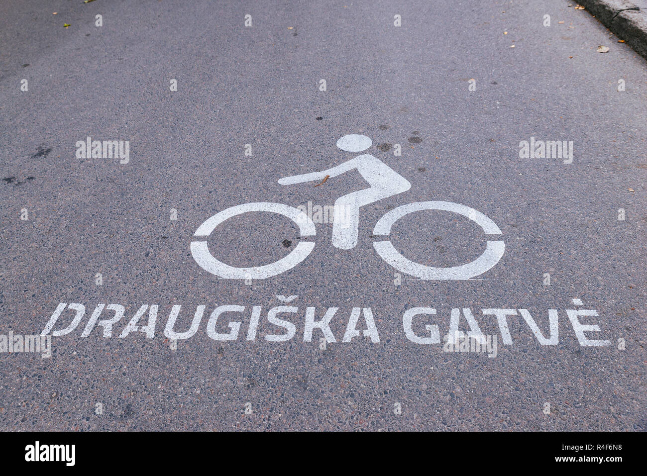 Schild an der Straße bemalt, freundlich Straße für Fahrräder. Vilnius, Vilnius County, Litauen, Baltikum, Europa. Stockfoto