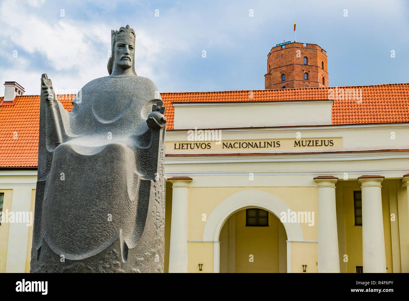 Denkmal für König Mindaugas befindet sich an der Vorderseite des Nationalen Museums für Litauen entfernt. Vilnius, Vilnius County, Litauen, Baltikum, Europa. Stockfoto