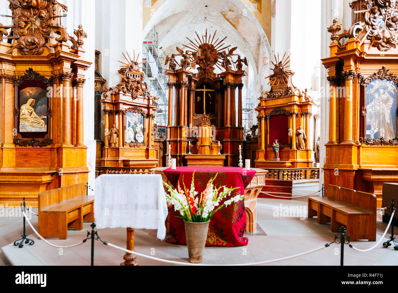 Hauptaltar, der Kirche St. Franziskus und St. Bernhard ist eine römisch-katholische Kirche in der Altstadt von Vilnius. Vilnius, Vilnius County, Litauen, Baltikum, E Stockfoto