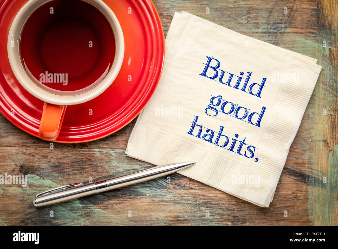 Gute Gewohnheiten - inspirational Handschrift auf eine Serviette mit einer Tasse Kaffee zu bauen Stockfoto