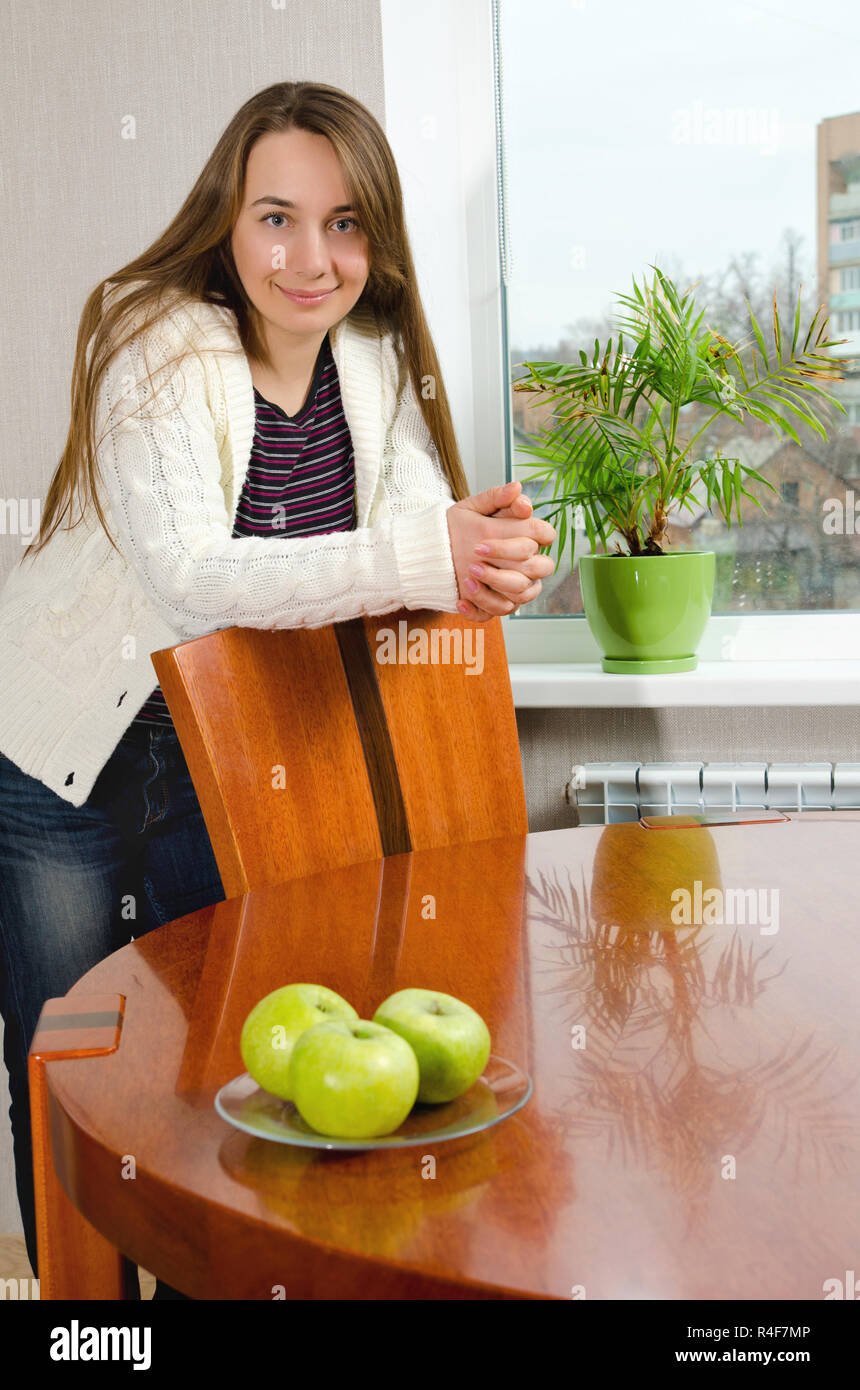 Frau innen stehend am Tisch Stockfoto