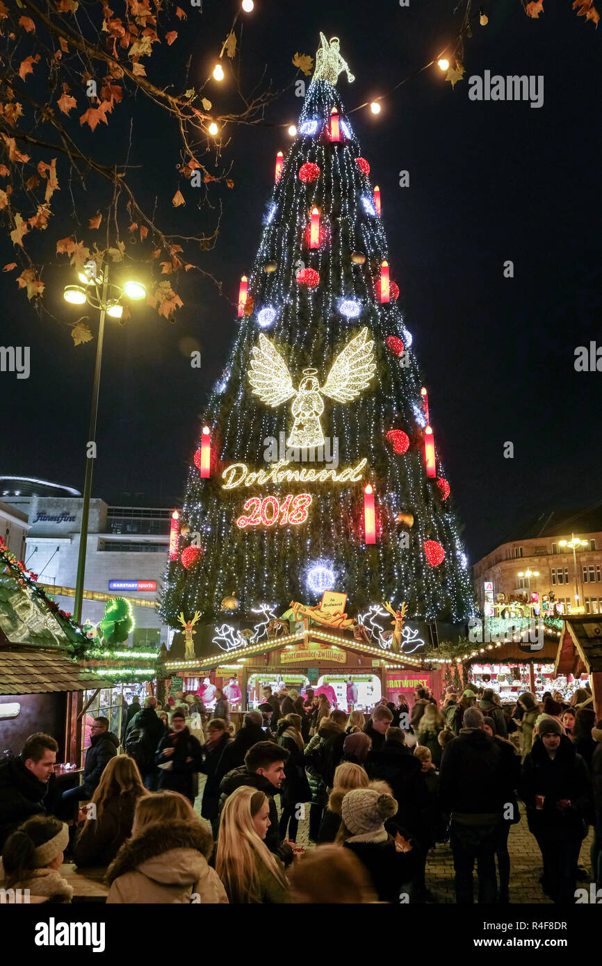 Der größte Weihnachtsbaum auf dem Weihnachtsmarkt in Dortmund, Deutschland. 45 Meter hoch, gebaut von 1700 Fichten, 40.000 LED-Leuchten, große, rote Kerzen und mit Engeln verziert. Stockfoto