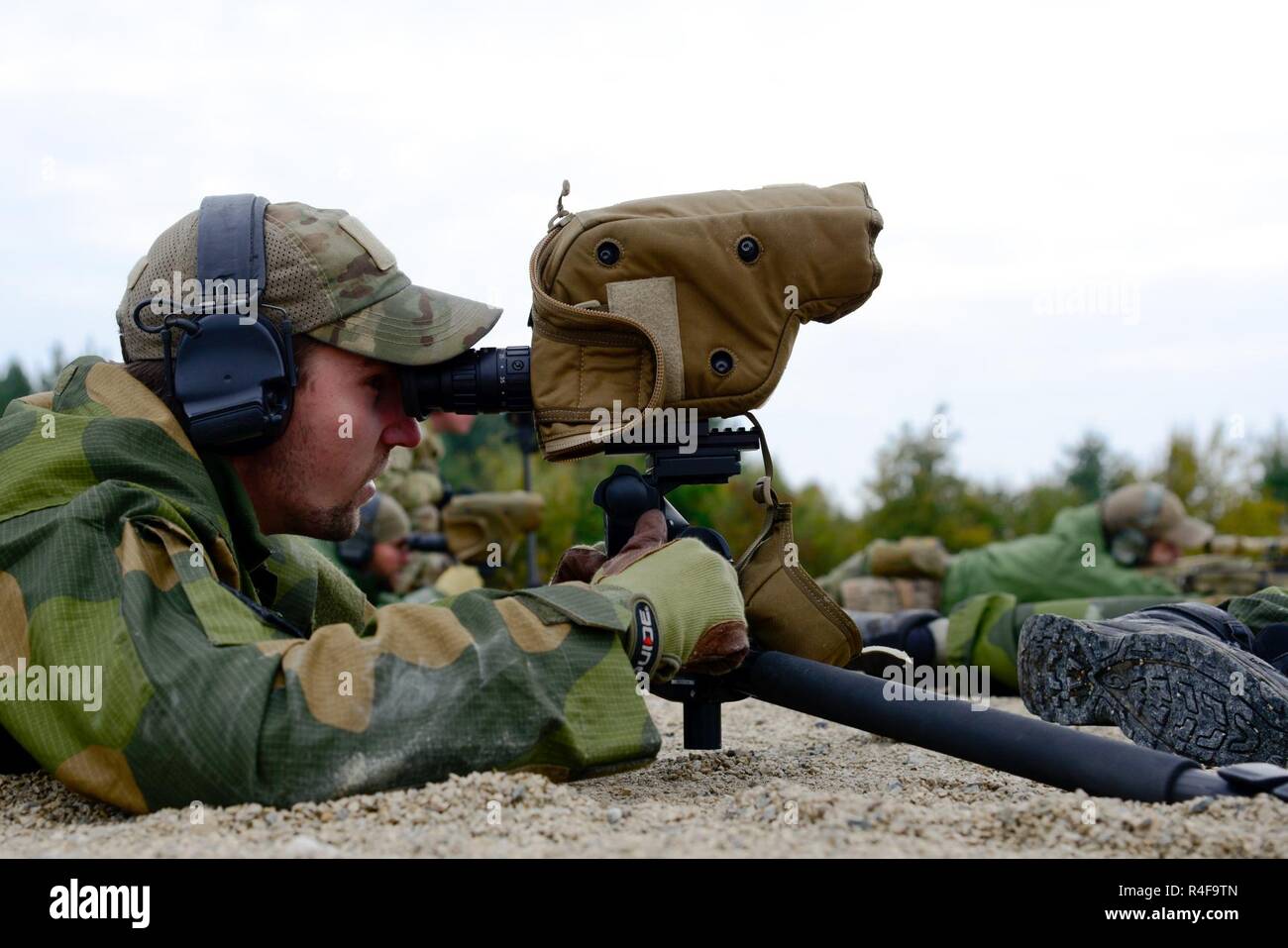 Ein Norwegischer Soldat fungiert als Spotter sein Team während der europäischen Best Sniper Squad Konkurrenz an der 7th Army Training Befehl Grafenwöhr Training Area, Germany, Oktober 24, 2016 zu unterstützen. Die Europäische beste Sniper Squad-Wettbewerb ist eine Armee Europa Konkurrenz, anspruchsvolle Militärs aus ganz Europa zu konkurrieren und die Zusammenarbeit mit Verbündeten und Partner Nationen verbessern. Stockfoto