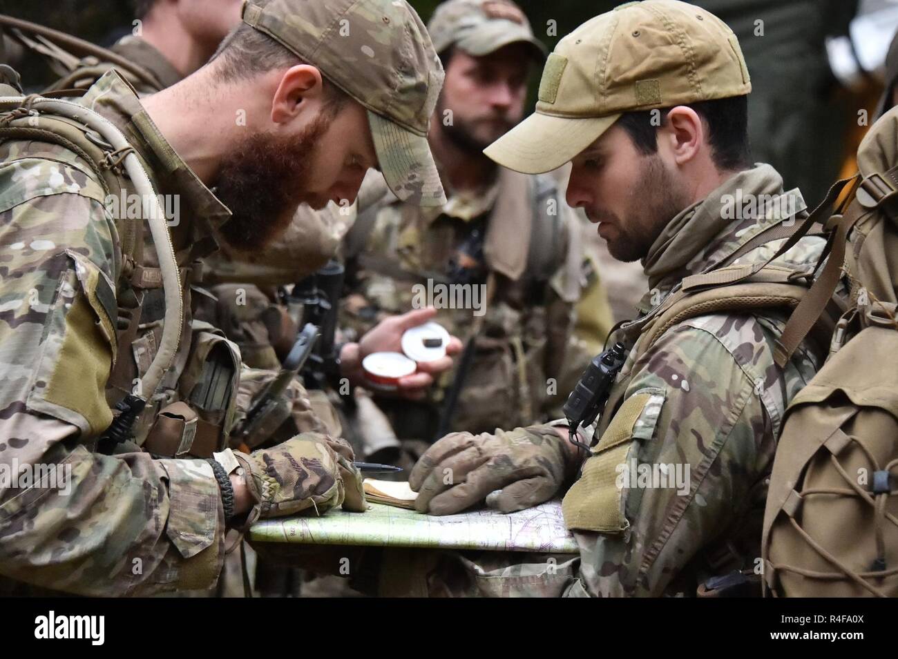 Dänische Soldaten bereiten sich für das Land Navigation Lane während die besten europäischen Sniper Squad Wettbewerb an der 7. Armee den Befehl, Grafenwöhr Training Area, Bayern, Deutschland, Okt. 25, 2016. Die Europäische beste Sniper Squad-Wettbewerb ist eine Armee Europa Konkurrenz, anspruchsvolle Militärs aus ganz Europa zu konkurrieren und die Zusammenarbeit mit Verbündeten und Partner Nationen verbessern. Stockfoto