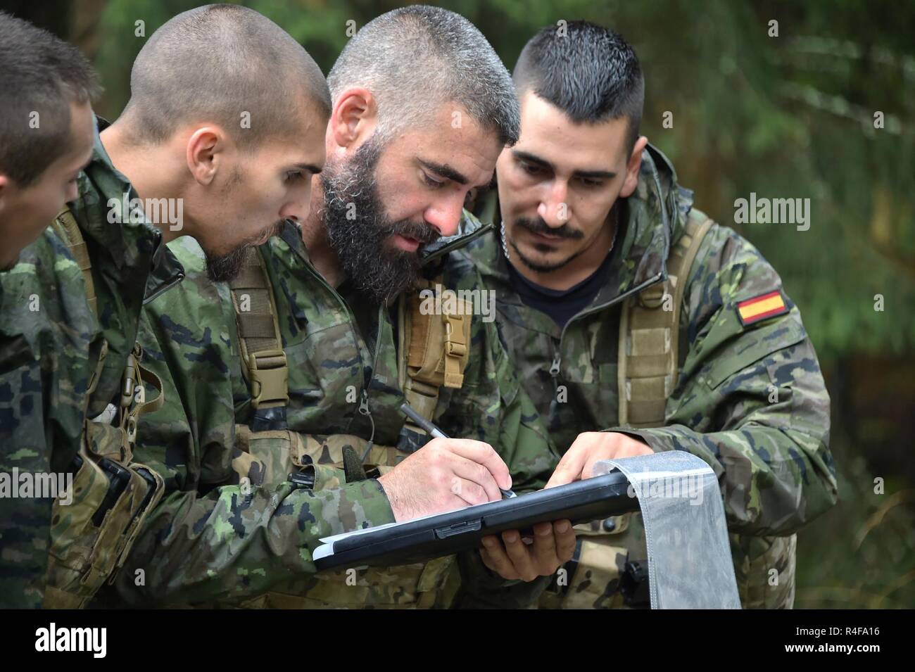 Spanische Soldaten führen die Munition Problemlösung Lane während die besten europäischen Sniper Squad Wettbewerb an der 7. Armee den Befehl, Grafenwöhr Training Area, Bayern, Deutschland, Okt. 25, 2016. Die Europäische beste Sniper Squad-Wettbewerb ist eine Armee Europa Konkurrenz, anspruchsvolle Militärs aus ganz Europa zu konkurrieren und die Zusammenarbeit mit Verbündeten und Partner Nationen verbessern. Stockfoto