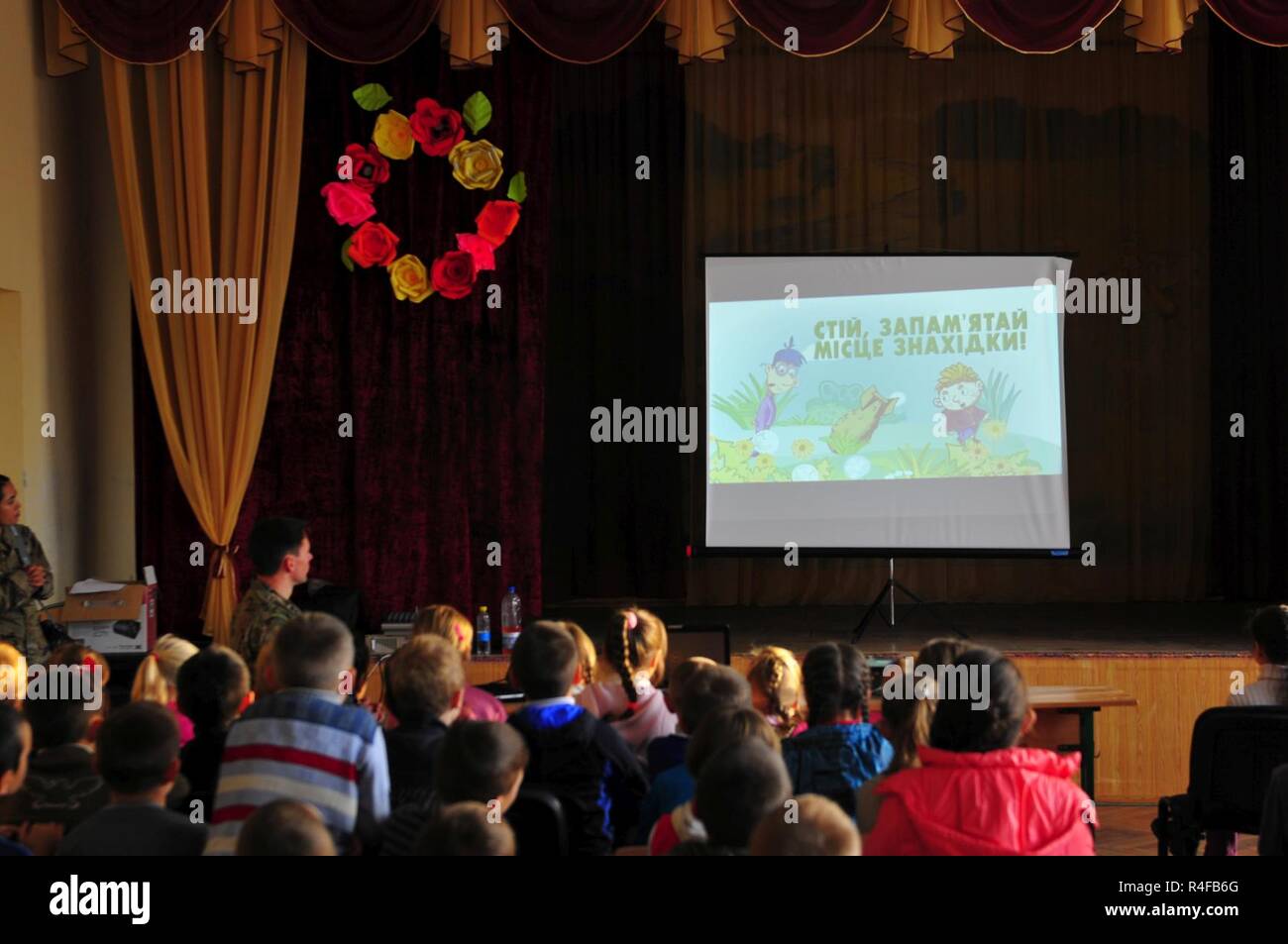 YOVRIV, Ukraine -- Studenten an der Maheriv Schule sehen Sie sich ein Video über die Gefahren von nicht detonierten Kampfmitteln während einer Aufklärung über Minengefahren. Das Programm ist mit einer laufenden gesundheitsbewusstsein Kurs kombiniert und erzieht die Kinder in die Städte in der Umgebung des internationalen Friedens und der Sicherheit auf die Mitte der Gefahr, in den Bereich Schulungen. Das Programm, das ist eine gemeinsame Anstrengung zwischen den Gemeinsamen multinationalen Ausbildung Group-Ukraine zivilen Angelegenheiten Team, das Politische und Sicherheitspolitische Interimskomitee und lokale Gemeinschaften, ist Teil der JMTG-U Anstrengungen zur Sensibilisierung, Risikominderung und klare Ausbildung Bereiche von Uxo. (Armee Stockfoto