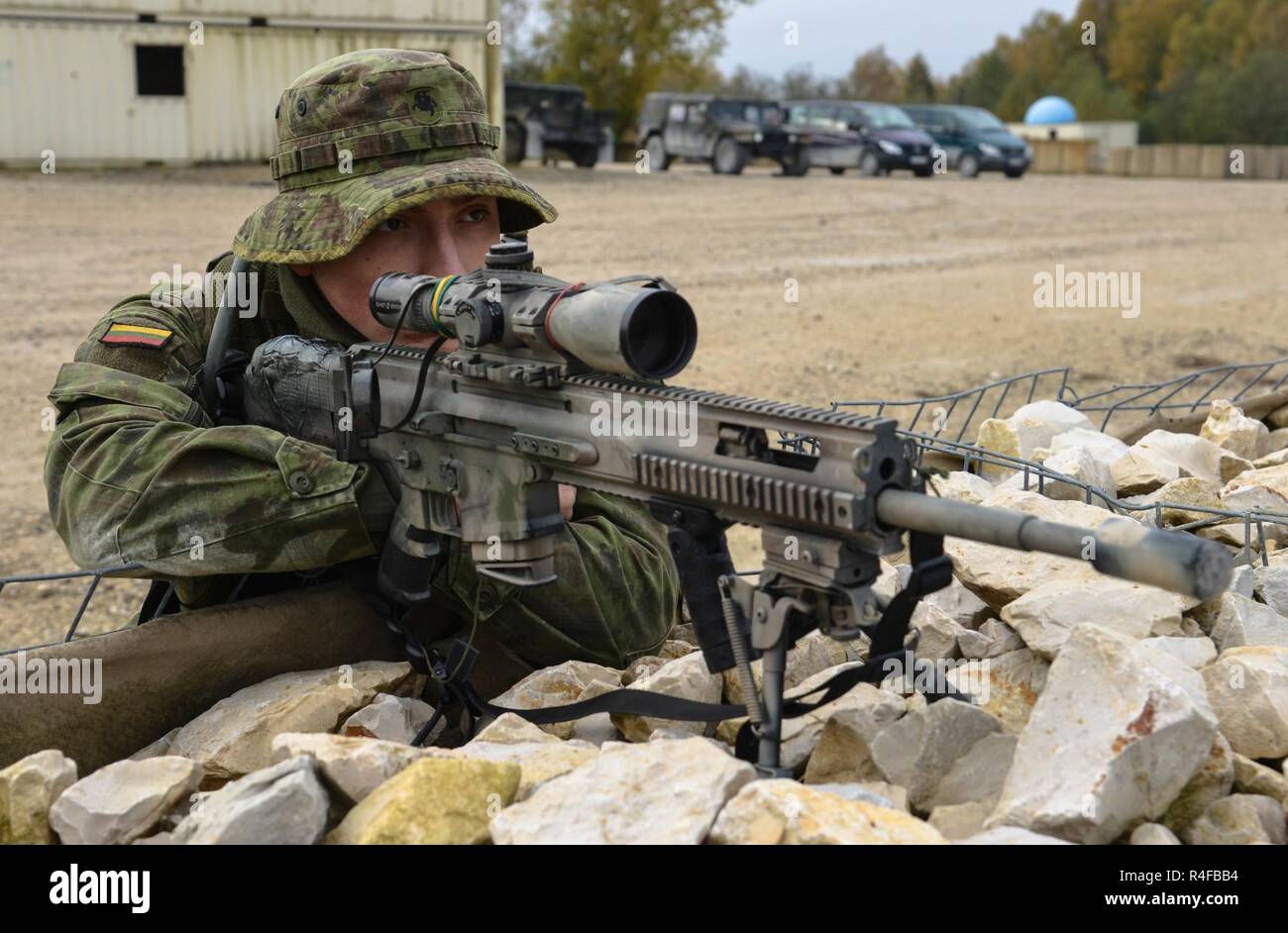 Ein litauischer Soldat zieht Sicherheit für seine Mannschaft während der Ruf nach Brand als Teil der europäischen Best Sniper Squad Konkurrenz an der 7th Army Training Befehl Grafenwöhr Training Area Deutschland, Okt. 24, 2016. Die Europäische beste Sniper Squad-Wettbewerb ist eine Armee Europa Konkurrenz, anspruchsvolle Militärs aus ganz Europa zu konkurrieren und die Zusammenarbeit mit Verbündeten und Partner Nationen verbessern. Stockfoto