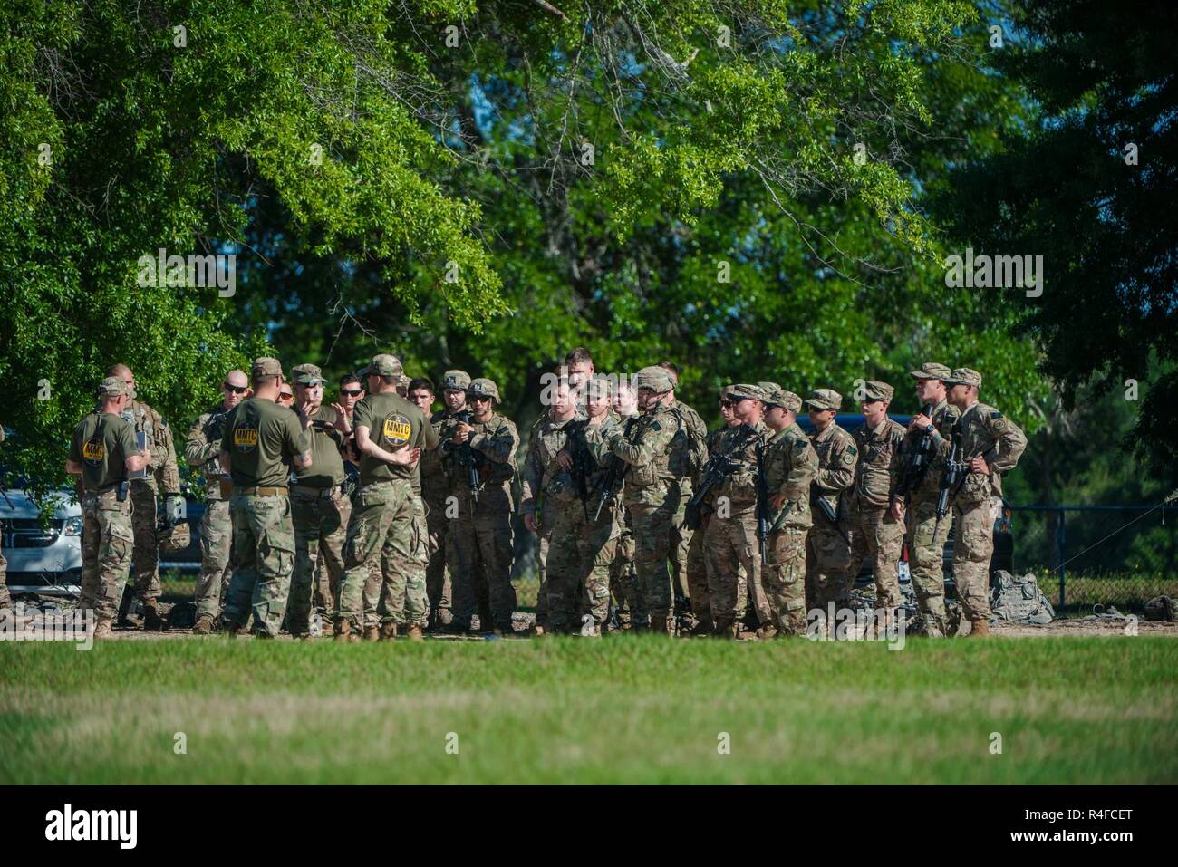 (FORT Benning, Ga) - Mitbewerber informiert sind während der gainey Cup 2017 Beste Scout Gruppe Wettbewerb vor der Durchführung der Gruppe Stress Schießen am 2. Mai 2017, Simpson auf Main Post. Die biennale Gainey Cup Wettbewerb soll die kompetenten und vielseitigen Scout Gruppe in der US-Streitkräfte zu identifizieren und partnering Verbündeten durch eine extrem schwierige Wettbewerb auf die wesentlichen Aufklärung und Sicherheit Aufgaben und Fähigkeiten zentriert. Stockfoto