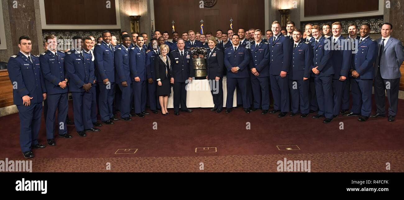 Luftwaffe Stabschef General David Goldfein, seine Frau Dawn und Air Force Academy Betriebsleiter Generalleutnant Michelle Johnson posieren für ein Foto während des Kongresses sozialen gratulieren der US Air Force Academy Football Mannschaft für den Gewinn der Commander-in-chief Trophäe, an der Dirkson Senate Office Building in Washington, D.C., 1. Mai 2017. Stockfoto