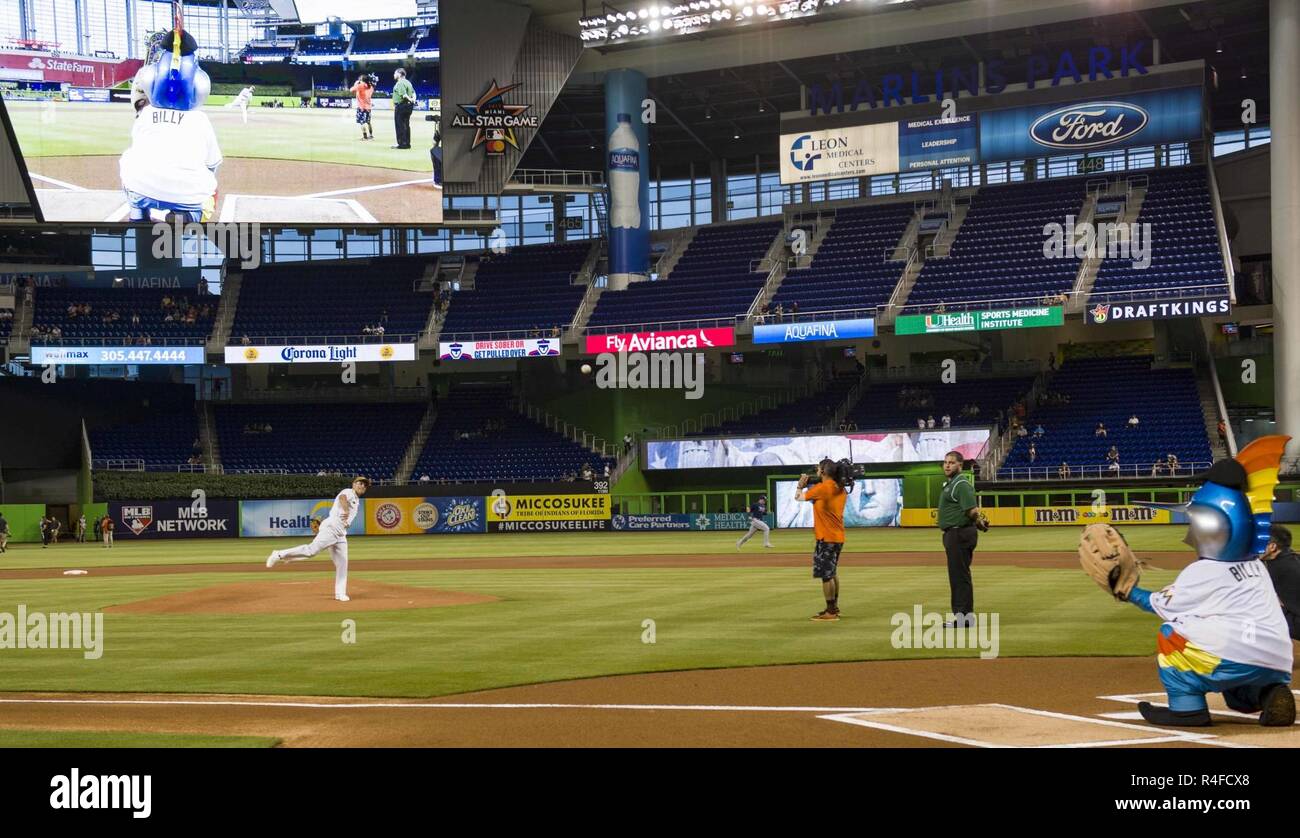 MIAMI (2. Mai 2017) der hinteren Adm. Roy I. Kitchener, Commander Expeditionary Strike Group 2, wirft den ersten Pitch während der militärischen Anerkennung Nacht am Marlins Park als Teil der 27. jährlichen Flotte Woche Port Everglades. Flotte Woche Port Everglades stellt eine Gelegenheit für die Bürger von Südflorida zu Zeugen aus erster Hand von den neuesten Funktionen der heutigen maritimen Dienstleistungen und ein besseres Verständnis davon, wie das Meer Dienstleistungen der nationalen Verteidigung der Vereinigten Staaten Unterstützung erhalten. Stockfoto