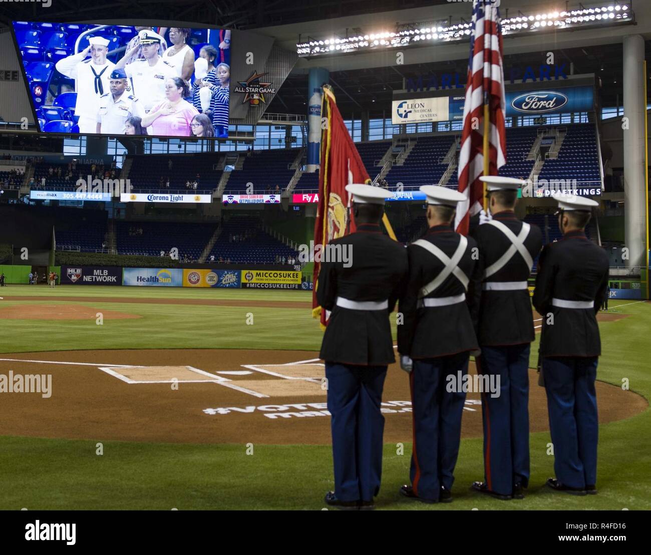 MIAMI (2. Mai 2017) Marines an II Marine Expeditionary Force (II MEF) Parade die Farben während der militärischen Anerkennung Nacht auf Marlins Park als Teil der 27. jährlichen Flotte Woche Port Everglades. Flotte Woche Port Everglades stellt eine Gelegenheit für die Bürger von Südflorida zu Zeugen aus erster Hand von den neuesten Funktionen der heutigen maritimen Dienstleistungen und ein besseres Verständnis davon, wie das Meer Dienstleistungen der nationalen Verteidigung der Vereinigten Staaten Unterstützung erhalten. Stockfoto