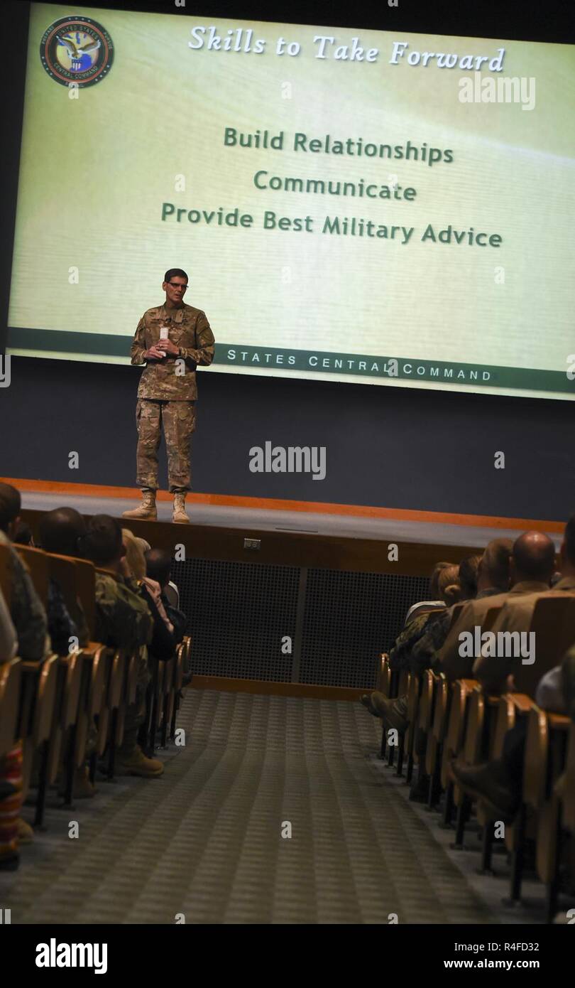 (2. Mai 2017) der Armee von General Joseph L. Votel, Commander, U.S. Central Command (CENTCOM), U.S. Naval War College Studenten, Mitarbeiter und Dozenten mit einem Überblick über das CENTCOM Theater bei einem Besuch in der Hochschule. Stockfoto