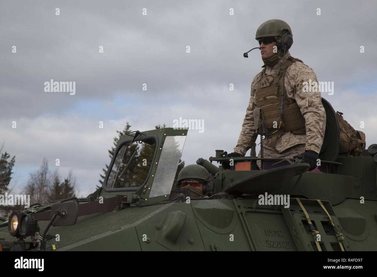 Us-Marines mit 4 Light Armored Reconnaissance Battalion, 4th Marine Division, leiten Sie einen Konvoi von LAV-25 Leichte gepanzerte Fahrzeuge an strategischen Mobilität Übung 17 (STRATMOBEX) in Frigaard, Norwegen, 3. Mai 2017. STRATMOBEX alle Entitäten, die in der Marine Corps Vorpositionierung Programm - Norwegen (MCPP-N) allgemeine Reaktionsfähigkeit für Global Operations zu bewerten. MCPP-N ermöglicht die Marines zu rasch in Verteidigung unserer NATO-Verbündeten mit einer glaubwürdigen Marine Air Ground Task Force reagieren. Stockfoto