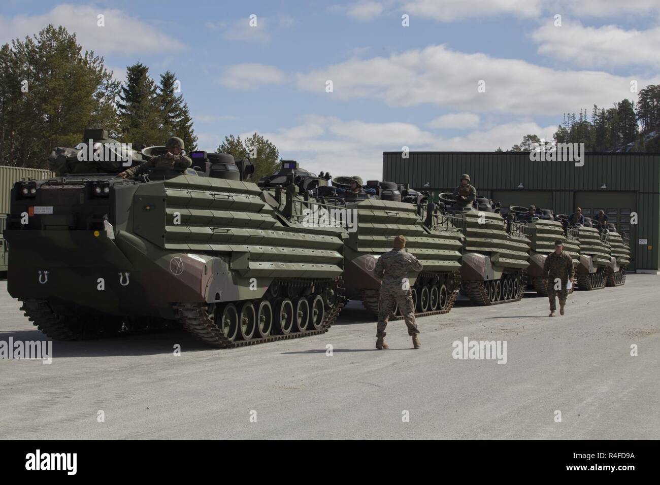 Us-Marines mit dem 2. Transport Support Bataillons, Bekämpfung der Logistik Regiment 2, 2 Marine Logistics Group einen Konvoi von Angriff Amphibienfahrzeuge als Teil der strategischen Mobilität Übung 17 (STRATMOBEX) in Frigaard, Norwegen, 3. Mai 2017 vorbereiten. STRATMOBEX war ein Logistik-Übung durchgeführt, um die effiziente Bewegung der Ausrüstung aus Höhle Seiten des Marine Corps der Grobeinstellung Programm in Norwegen (MCPP-N) zu verbessern. MCPP-N ermöglicht die schnelle Bereitstellung von Geräten von einem Standort für globale expeditionary Operations. Stockfoto