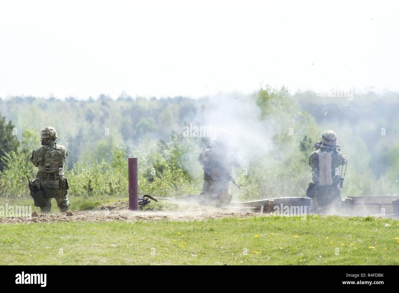 Die beiden ukrainischen Soldaten mit dem 1. Airmobile Bataillon, 79. Air Assault Brigade Feuer RPG-22 s während RPG Qualifikation am Yavoriv Combat Training Center auf der internationalen Friedenssicherung und Security Center in der Nähe von Yavoriv, Ukraine, am 4. Mai.    CTC-Trainer, eine Partnerschaft mit Soldaten der US Army 45. Infantry Brigade Combat Team, sind Truppen von der ukrainischen Armee 1. Airmobile Bataillon, 79. Air Assault Brigade Lehren, während das Bataillon Drehung an der CTC RPGs beschäftigen. 45. IBCT bereitgestellt wird, im Rahmen der gemeinsamen multinationalen Training Group-Ukraine und paart sich mit Stockfoto