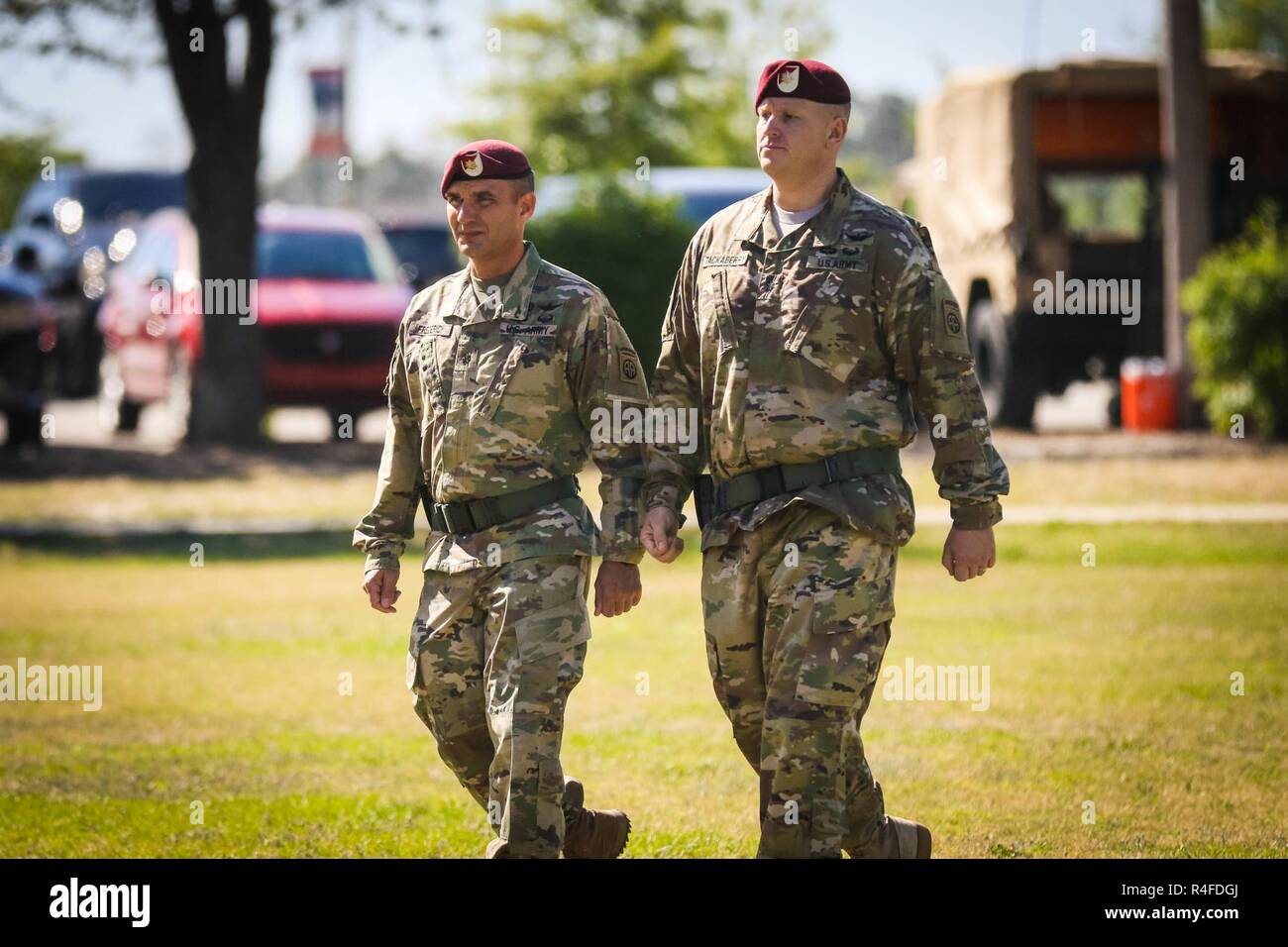 Oberstleutnant Adam Friedrich (links), scheidender Kommandeur der 1. Staffel, 17 Kavallerie Regiments, 82nd Combat Aviation Brigade, Spaziergänge mit Oberstleutnant Jonathan Tackaberry, die eingehenden Commander, nach der Überprüfung der squadron Bildung bei einem Befehl Zeremonie auf Stan Feld in Fort Bragg, N.C., Mai 4. Friedrich vor kurzem erneut das Geschwader nach neun Monate rotational Aviation Bereitstellung in Südkorea die Armee zur letzten OH-58D Kiowa Warrior Mission durchführen. Stockfoto