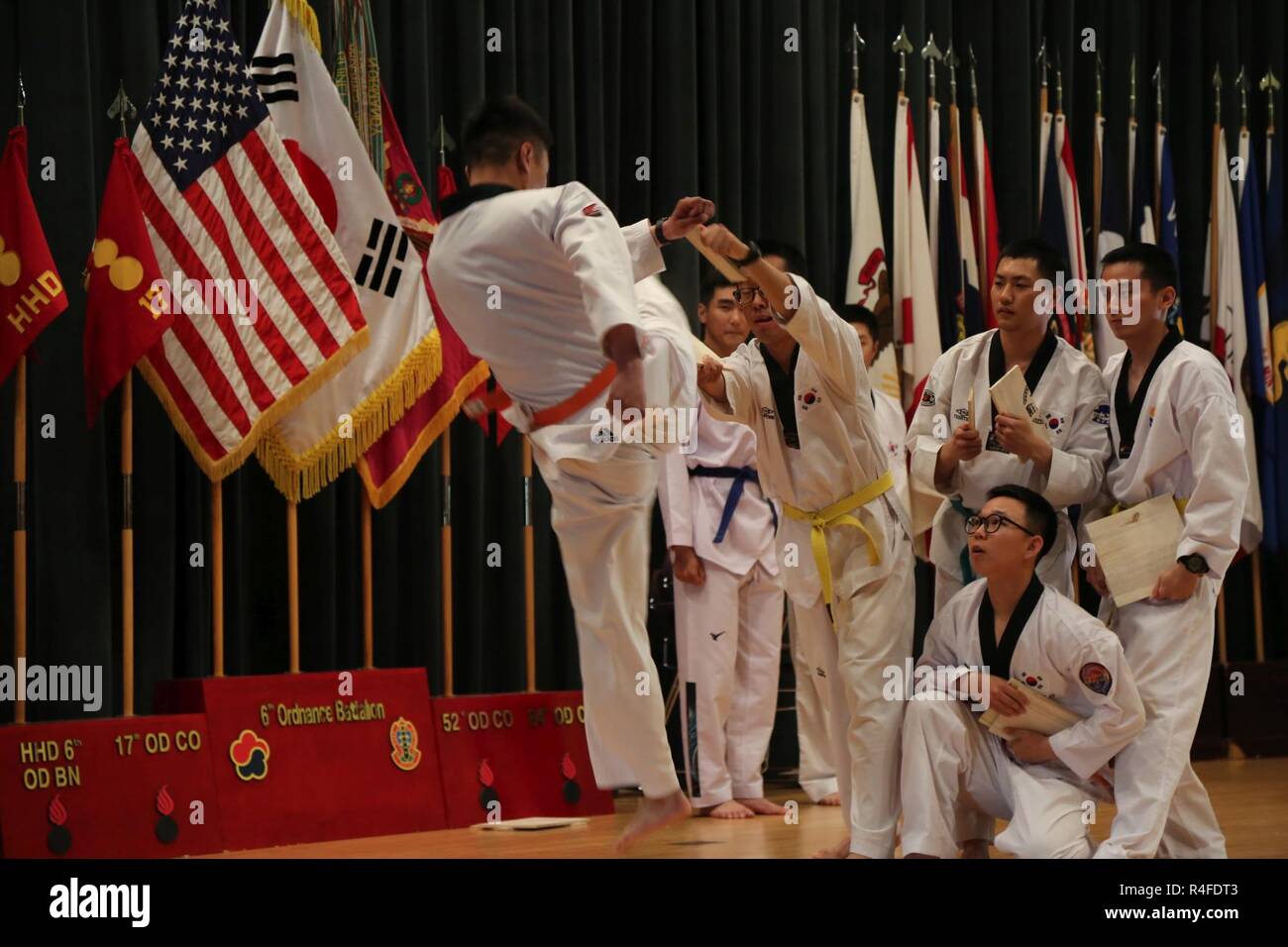 Korean Augmentation in die Vereinigten Staaten Soldaten aus dem Bereich IV ihre taekwondo Fähigkeiten während der Asian American Pacific Islander Erbe Monat Einhaltung in Camp Carroll, Südkorea, 4. Mai 2017 demonstrieren. Die Demonstrationen präsentiert das reiche kulturelle Erbe, das ist ein Bestandteil des Lebens unserer starken und vielfältigen militärischen. Stockfoto