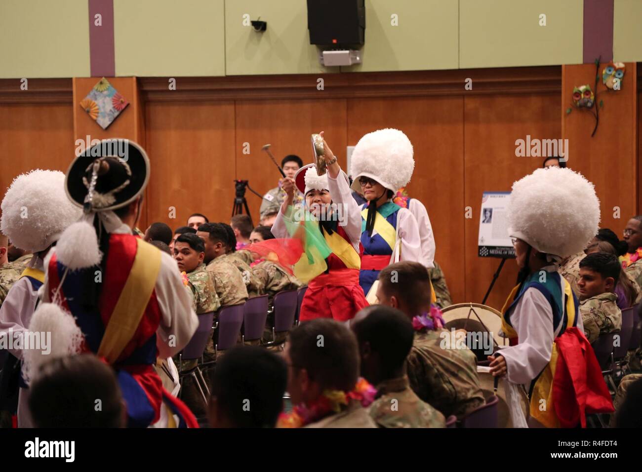 Koreanische Zivilisten aus Bereich IV teilen Traditionelle Musik während der Asiatischen American Pacific Islander Erbe Monat Einhaltung in Camp Carroll, Südkorea, 4. Mai 2017. Die Demonstrationen präsentiert das reiche kulturelle Erbe, das ist ein Bestandteil des Lebens unserer starken und vielfältigen militärischen. Stockfoto